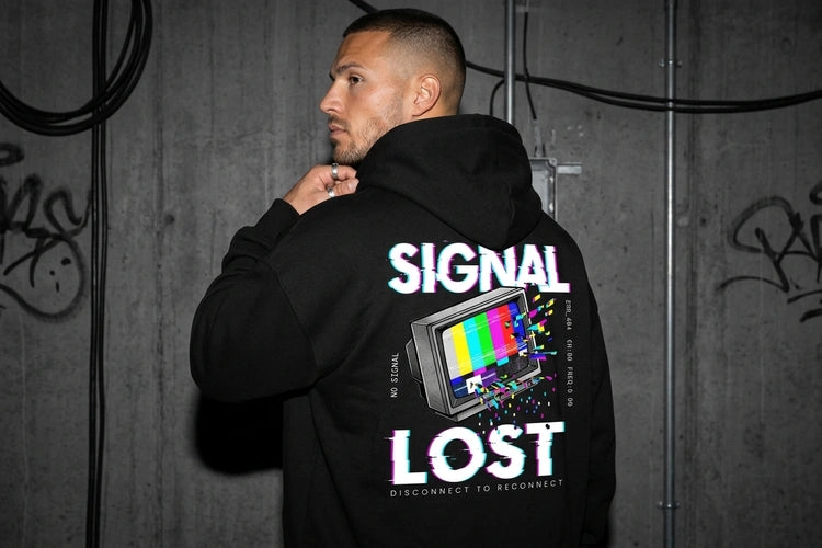 Unten Bild - techno-essentials-oversize-hoodie-ohne-kordel-signal-lost-v2-editorial.webp