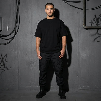 Zwart Signal Lost oversized T-shirt, effen voorkant bij model, ten voeten uit #farbe_schwarz