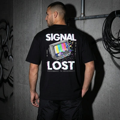 Zwart Signal Lost oversized T-shirt, rugprint bij model voor betonmuur #farbe_schwarz