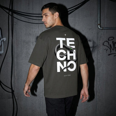 Antracietkleurig Venom oversized T-shirt, rugprint bij model met blik over de schouder #farbe_schwarz