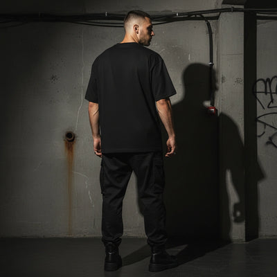 Zwart Tribal Techno Vibes oversized T-shirt, achteraanzicht bij model #farbe_schwarz