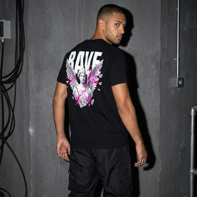Zwart Rave Angel Heavy Cotton T-shirt met engel-rugprint, driekwartaanzicht bij model