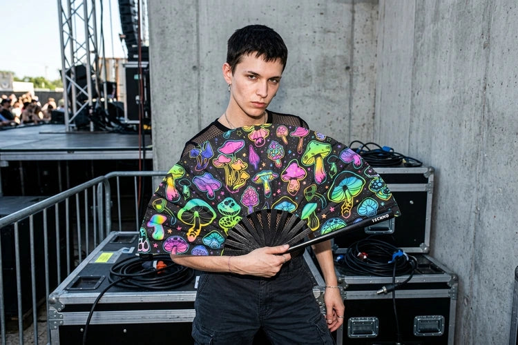 Unten Bild - techno-essentials-shroom-glow---uv-xxl-rave-fächer-editorial.webp