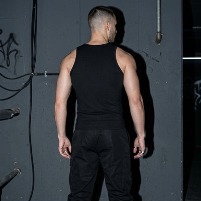 Sleek Groove Tanktop Schwarz - Ganzkörper-Aufnahme | Techno Essentials