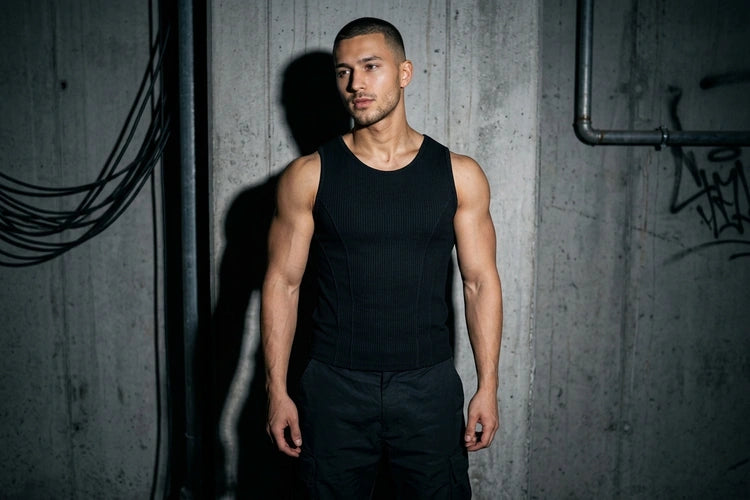 Unten Bild - techno-essentials-sleek-groove-tanktop-schwarz-lifestyle.webp