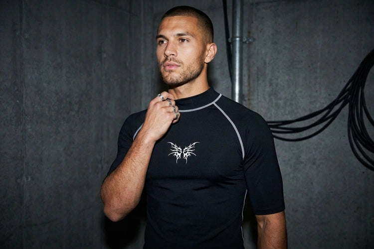 Unten Bild - techno-essentials-sport-shirt-tribal-editorial.webp