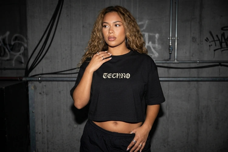 Unten Bild - techno-essentials-techno-vibe-oversize-crop-top-editorial.webp