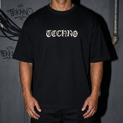 Zwart Techno Vibe oversized T-shirt, detail van de borstletters bij model