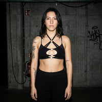 X-Strap mesh bralette met zwarte broek, vooraanzicht bij model