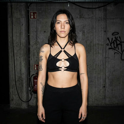 Frontansicht Model mit X-Strap Mesh Bralette, Clubbing Style